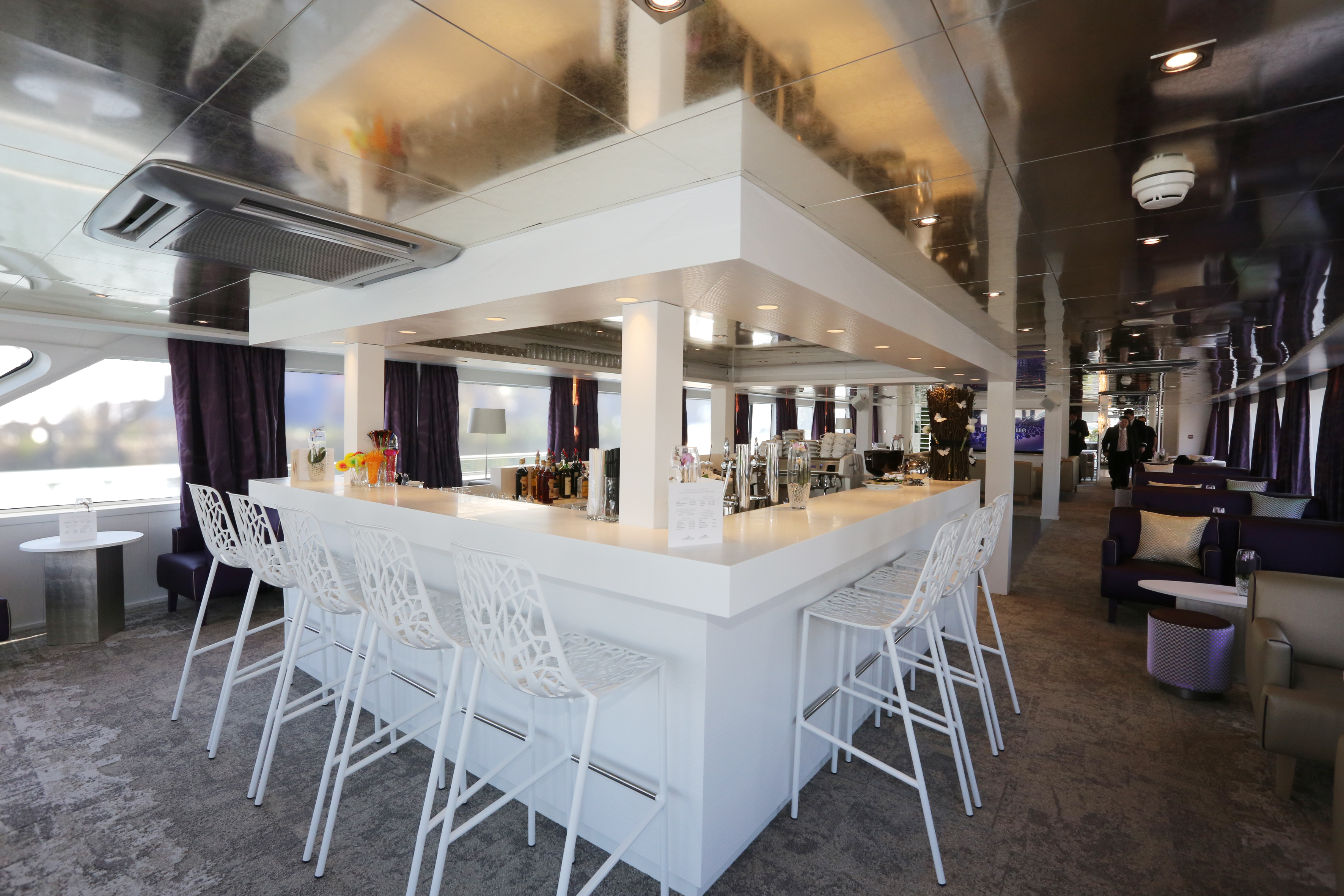 CroisiEurope MS Lafayette Lounge Bar 1.jpg